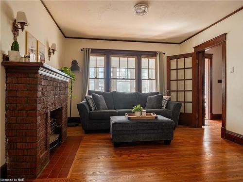 69 Dufferin Street, St. Catharines, ON - Indoor Photo Showing Living Room With Fireplace