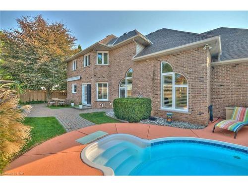 14 Brookfield Court, Fonthill, ON - Outdoor With In Ground Pool With Exterior