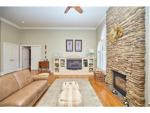 14 Brookfield Court, Fonthill, ON - Indoor Photo Showing Living Room With Fireplace