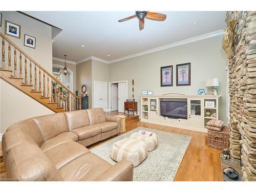 14 Brookfield Court, Fonthill, ON - Indoor Photo Showing Living Room