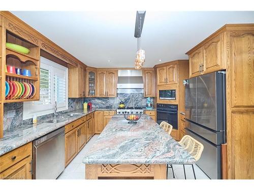 14 Brookfield Court, Fonthill, ON - Indoor Photo Showing Kitchen With Double Sink