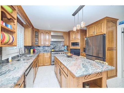 14 Brookfield Court, Fonthill, ON - Indoor Photo Showing Kitchen With Stainless Steel Kitchen With Upgraded Kitchen