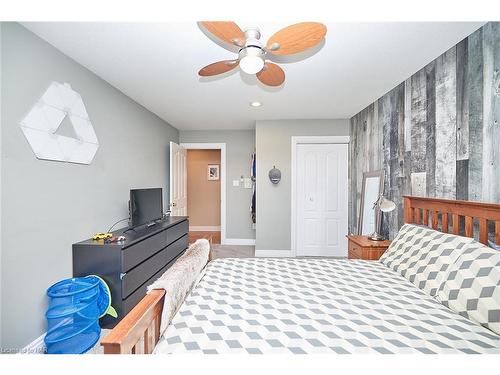 14 Brookfield Court, Fonthill, ON - Indoor Photo Showing Bedroom