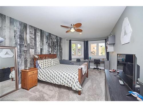 14 Brookfield Court, Fonthill, ON - Indoor Photo Showing Bedroom