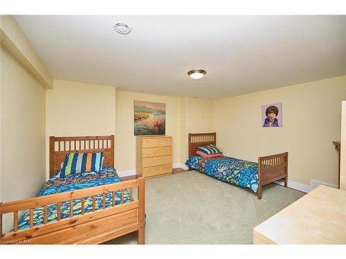 14 Brookfield Court, Fonthill, ON - Indoor Photo Showing Bedroom