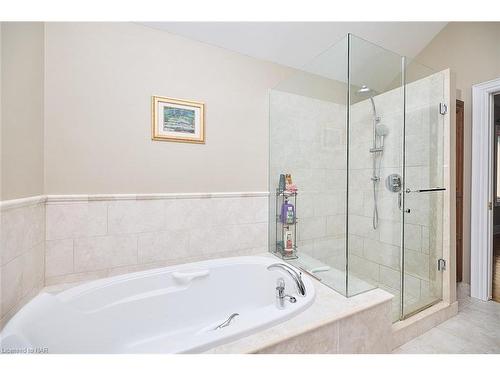 14 Brookfield Court, Fonthill, ON - Indoor Photo Showing Bathroom