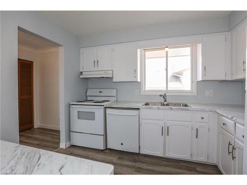 558 First Avenue, Welland, ON - Indoor Photo Showing Kitchen With Double Sink