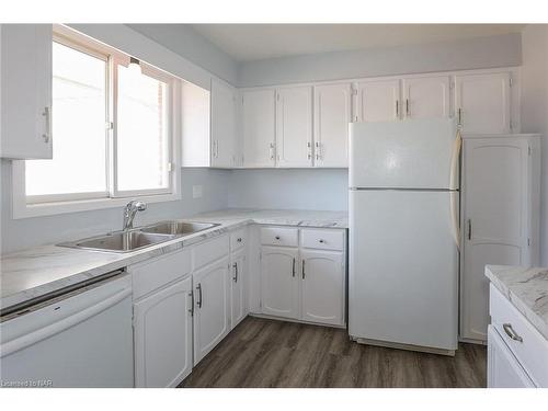 558 First Avenue, Welland, ON - Indoor Photo Showing Kitchen With Double Sink