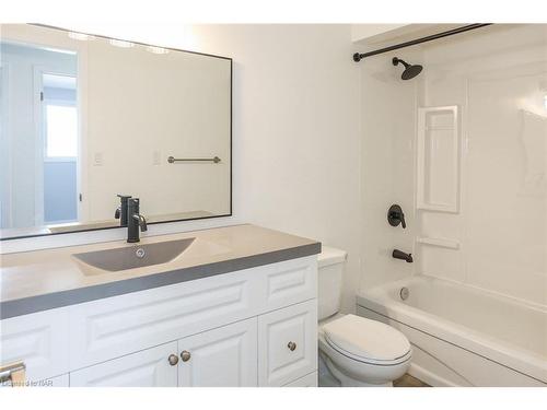 558 First Avenue, Welland, ON - Indoor Photo Showing Bathroom