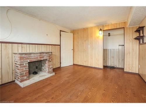 558 First Avenue, Welland, ON - Indoor Photo Showing Living Room With Fireplace