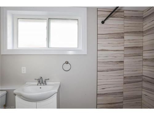 558 First Avenue, Welland, ON - Indoor Photo Showing Bathroom