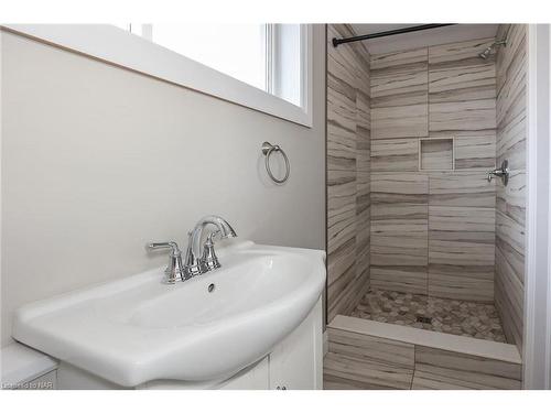 558 First Avenue, Welland, ON - Indoor Photo Showing Bathroom