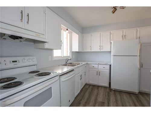 558 First Avenue, Welland, ON - Indoor Photo Showing Kitchen With Double Sink