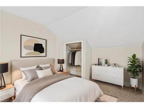 59 Wellington Street, St. Catharines, ON - Indoor Photo Showing Bedroom