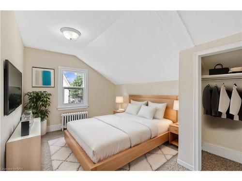 59 Wellington Street, St. Catharines, ON - Indoor Photo Showing Bedroom