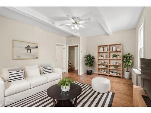 59 Wellington Street, St. Catharines, ON - Indoor Photo Showing Living Room