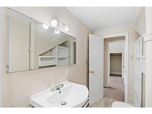 59 Wellington Street, St. Catharines, ON - Indoor Photo Showing Bathroom