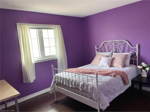 213 Wright Crescent, Niagara-On-The-Lake, ON - Indoor Photo Showing Bedroom