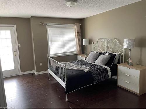 213 Wright Crescent, Niagara-On-The-Lake, ON - Indoor Photo Showing Bedroom