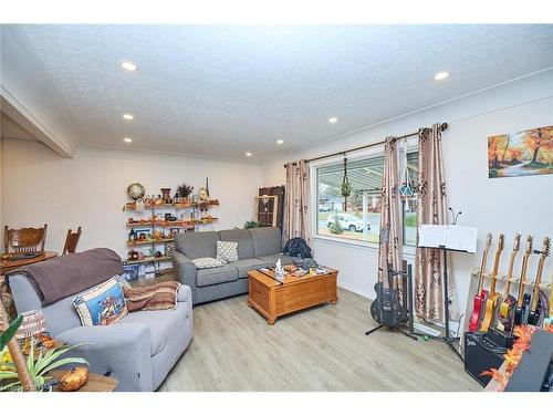 46 Diffin Drive, Welland, ON - Indoor Photo Showing Living Room