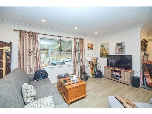 46 Diffin Drive, Welland, ON - Indoor Photo Showing Living Room