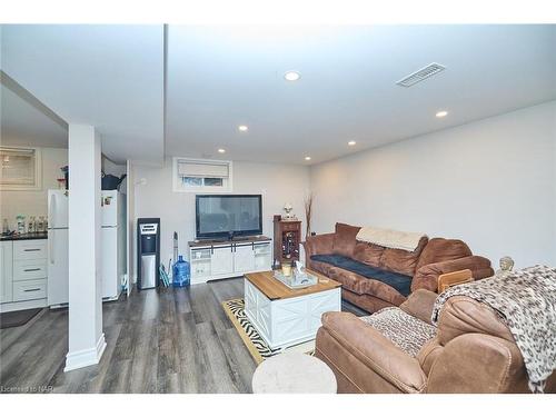 46 Diffin Drive, Welland, ON - Indoor Photo Showing Living Room