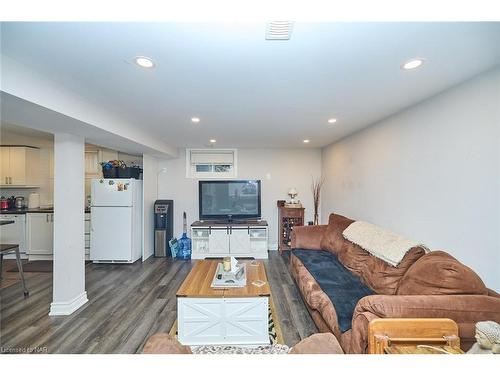 46 Diffin Drive, Welland, ON - Indoor Photo Showing Living Room