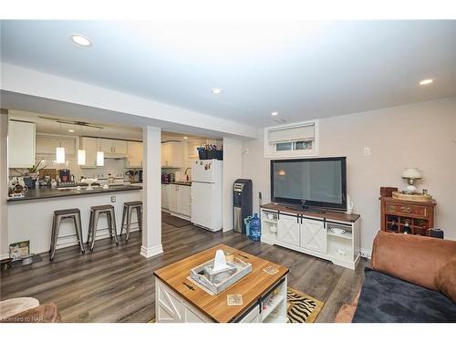 46 Diffin Drive, Welland, ON - Indoor Photo Showing Living Room