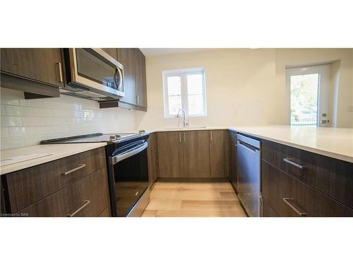 123 Lincoln Street, Welland, ON - Indoor Photo Showing Kitchen