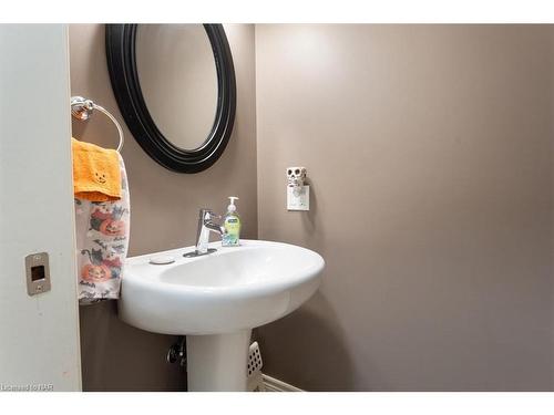 23 Willowbrook Drive, Welland, ON - Indoor Photo Showing Bathroom