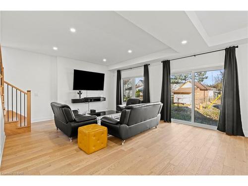 159 Hodgkins Avenue, Thorold, ON - Indoor Photo Showing Living Room