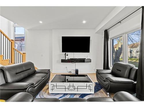 159 Hodgkins Avenue, Thorold, ON - Indoor Photo Showing Living Room