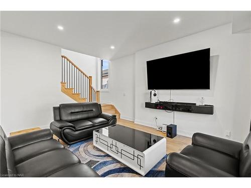 159 Hodgkins Avenue, Thorold, ON - Indoor Photo Showing Living Room