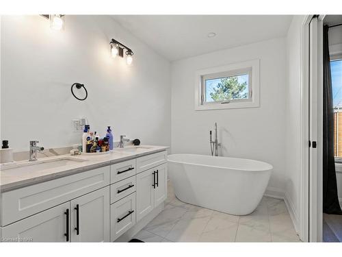 159 Hodgkins Avenue, Thorold, ON - Indoor Photo Showing Bathroom