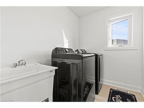 159 Hodgkins Avenue, Thorold, ON - Indoor Photo Showing Laundry Room