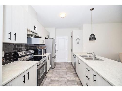 11-4311 Mann Street, Niagara Falls, ON - Indoor Photo Showing Kitchen With Double Sink