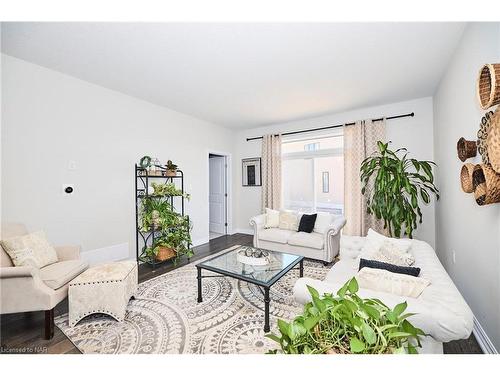 11-4311 Mann Street, Niagara Falls, ON - Indoor Photo Showing Living Room