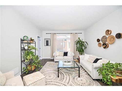 11-4311 Mann Street, Niagara Falls, ON - Indoor Photo Showing Living Room