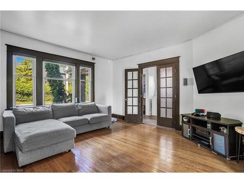 42 Bertie Street, Fort Erie, ON - Indoor Photo Showing Living Room