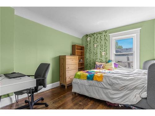 42 Bertie Street, Fort Erie, ON - Indoor Photo Showing Bedroom