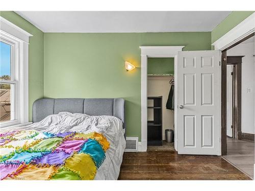 42 Bertie Street, Fort Erie, ON - Indoor Photo Showing Bedroom