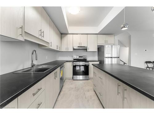 93 Renfrew Trail, Welland, ON - Indoor Photo Showing Kitchen