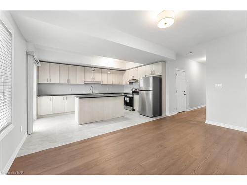 93 Renfrew Trail, Welland, ON - Indoor Photo Showing Kitchen