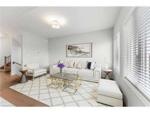 93 Renfrew Trail, Welland, ON - Indoor Photo Showing Living Room