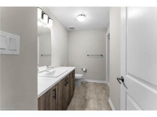 93 Renfrew Trail, Welland, ON - Indoor Photo Showing Bathroom