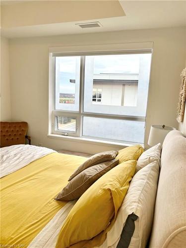 612-243 Northfield Drive, Waterloo, ON - Indoor Photo Showing Bedroom