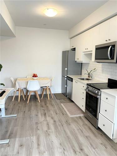 612-243 Northfield Drive, Waterloo, ON - Indoor Photo Showing Kitchen