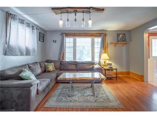 17 Port Robinson Road, Pelham, ON - Indoor Photo Showing Living Room