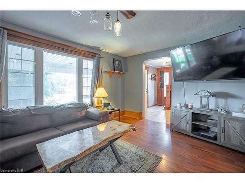 17 Port Robinson Road, Pelham, ON - Indoor Photo Showing Living Room