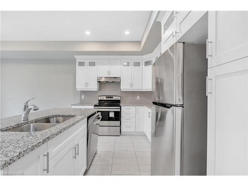 3 Alayche Trail, Welland, ON - Indoor Photo Showing Kitchen With Double Sink With Upgraded Kitchen